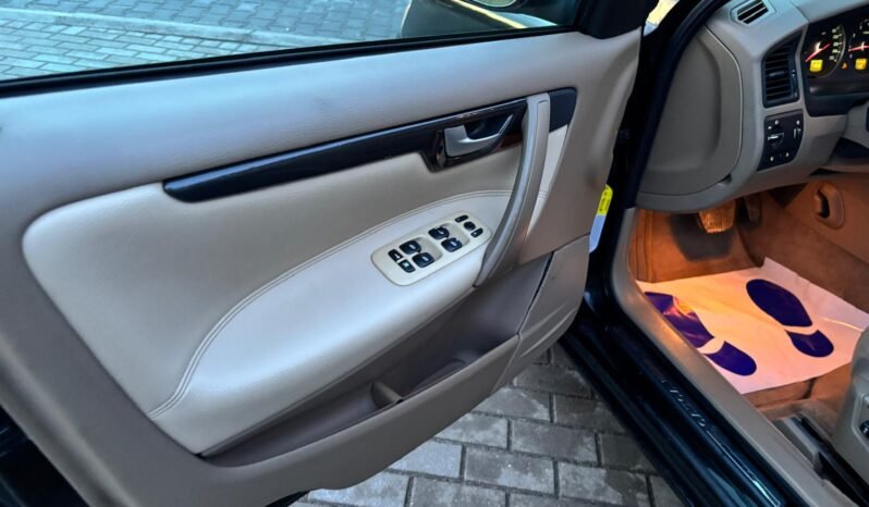 
								VOLVO V70 2.4 Summum 2005 full									