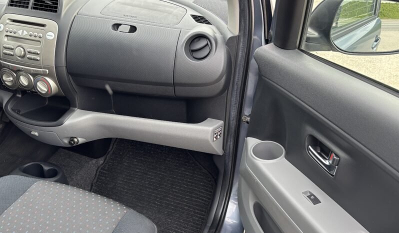 
								Daihatsu Sirion 1.3 2010 full									