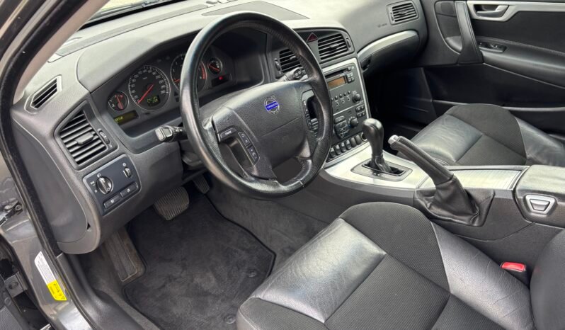 
								VOLVO V 70 2.4 Momentum 2006 full									