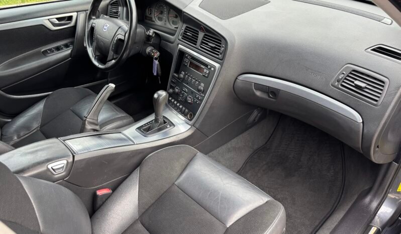 
								VOLVO V 70 2.4 Momentum 2006 full									