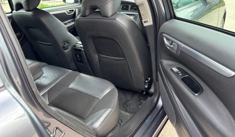 
								VOLVO V 70 2.4 Momentum 2006 full									