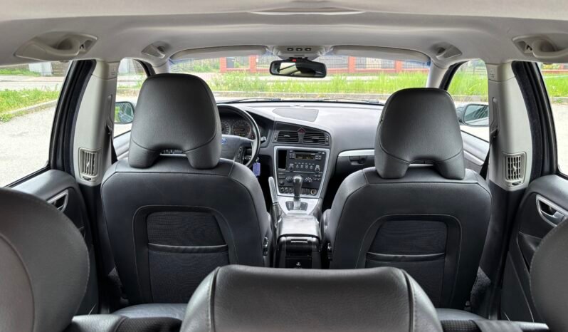 
								VOLVO V 70 2.4 Momentum 2006 full									