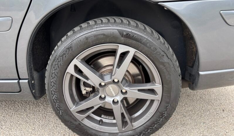 
								VOLVO V 70 2.4 Momentum 2006 full									