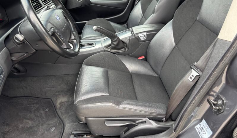 
								VOLVO V 70 2.4 Momentum 2006 full									