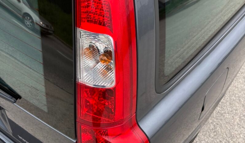 
								VOLVO V 70 2.4 Momentum 2006 full									