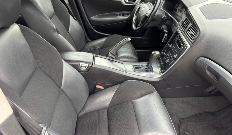 
								VOLVO V 70 2.4 Momentum 2006 full									